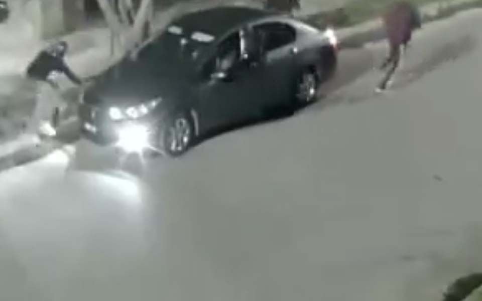Un policía abatió a dos delincuentes tras un asalto que desató un tiroteo