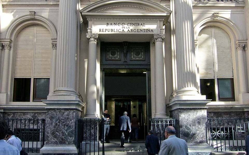 Cepo al dólar: endurecen los controles cambiarios y el Gobierno dispuso nuevas restricciones