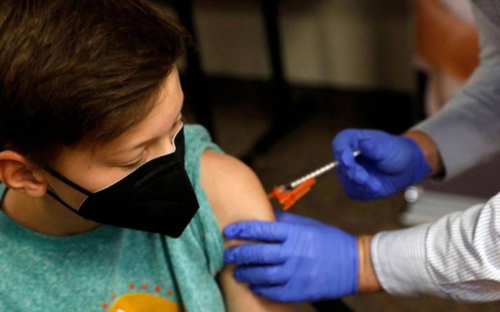 Mini VacunaMe: padres exigen la Pfizer para menores de 12 de riesgo, y no así la Sinopharm