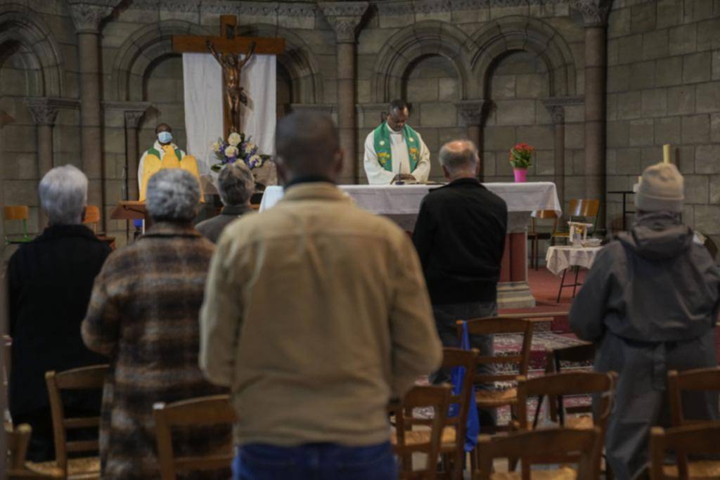 Curas pedófilos: demoledor informe en Francia