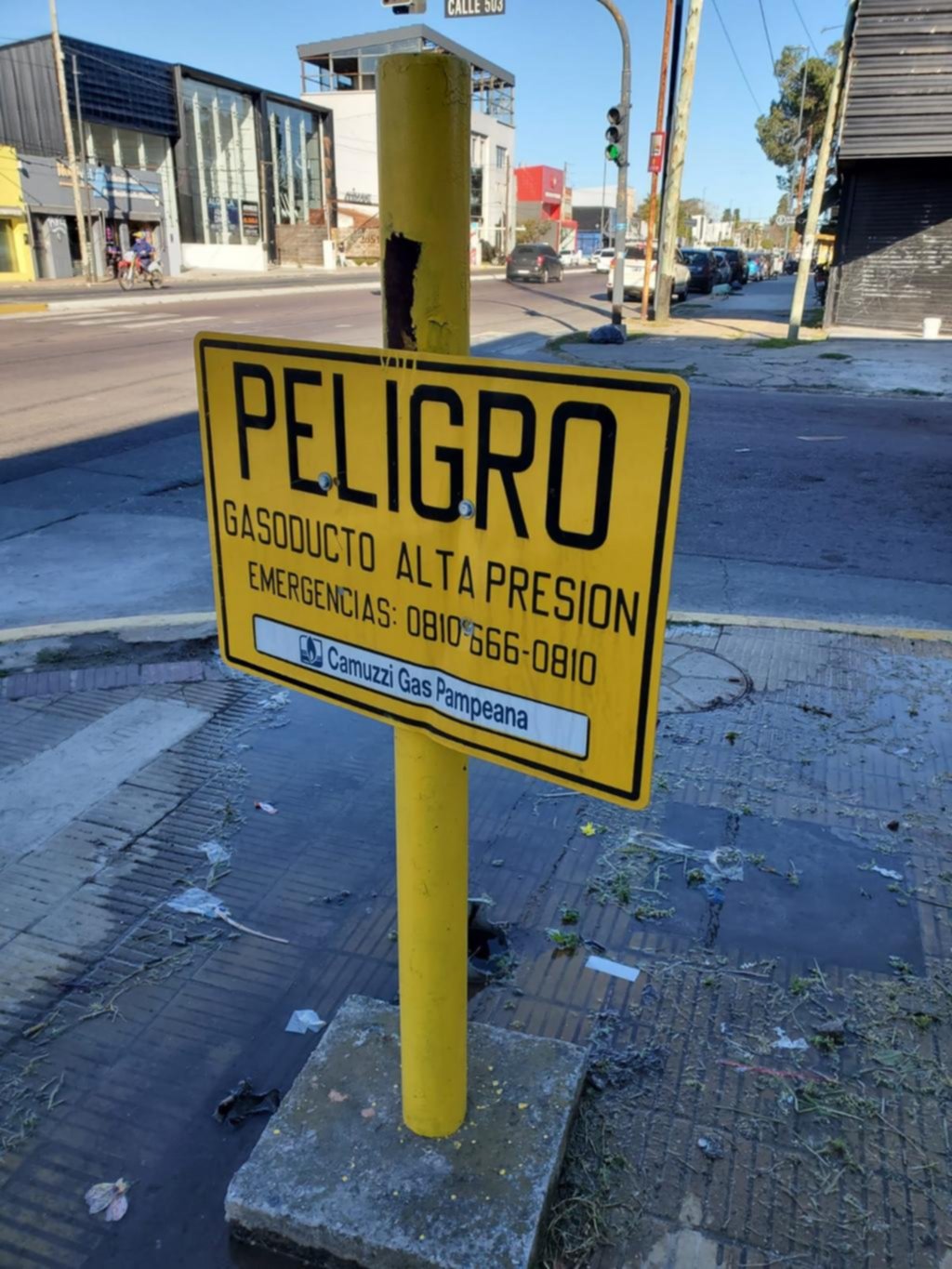 Pierde un caño de agua, al lado de uno de gas