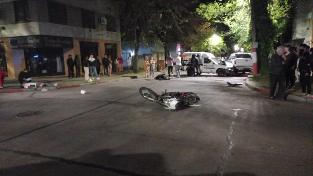 Fuerte colisión y dos jóvenes de 19 años heridos en Barrio Norte