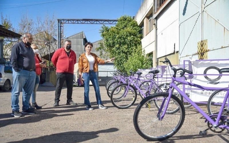 Entregan bicicarros a recuperadores de Bernal