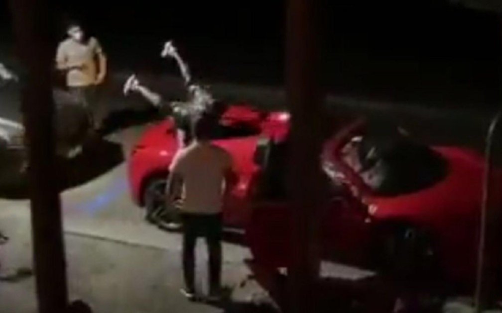 Otra vez Arturo Vidal: borracho y haciendo piruetas sobre su Ferrari