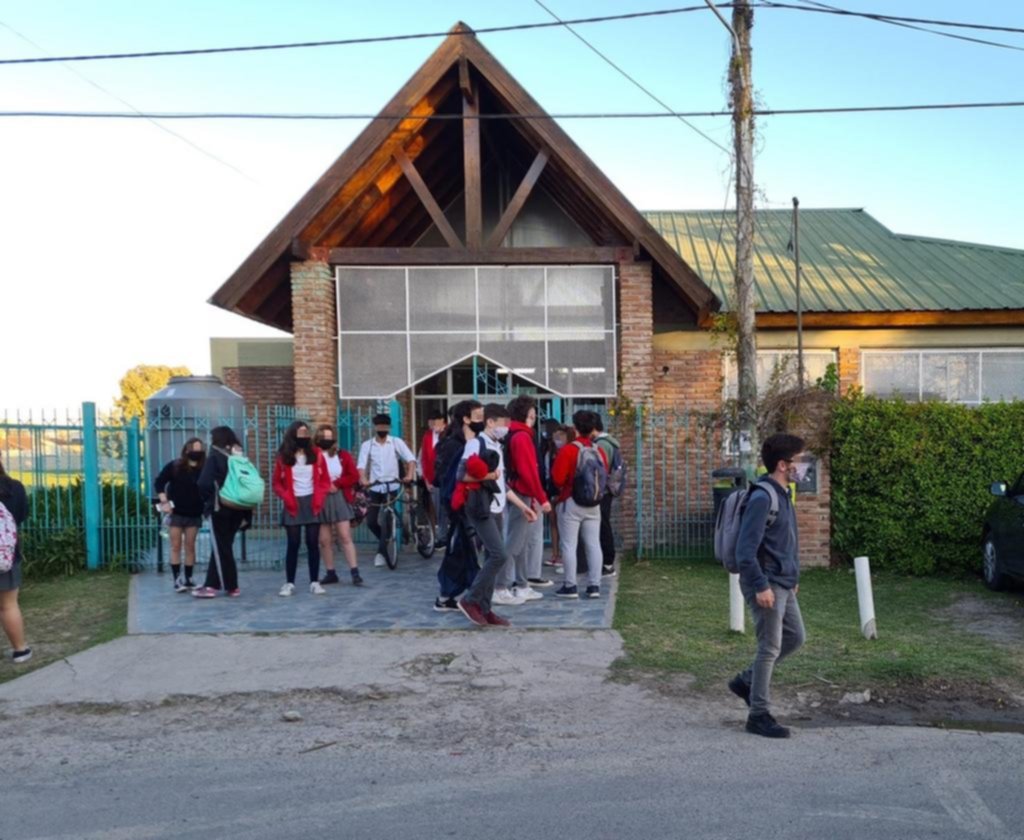 Cómo está la situación en el colegio platense del “pollerazo” por presunto abuso