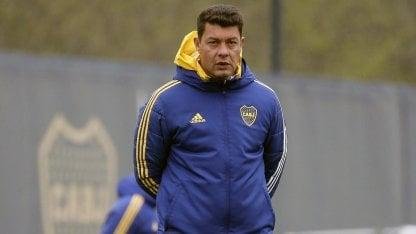Battaglia analiza meter mano en la mitad de la cancha
