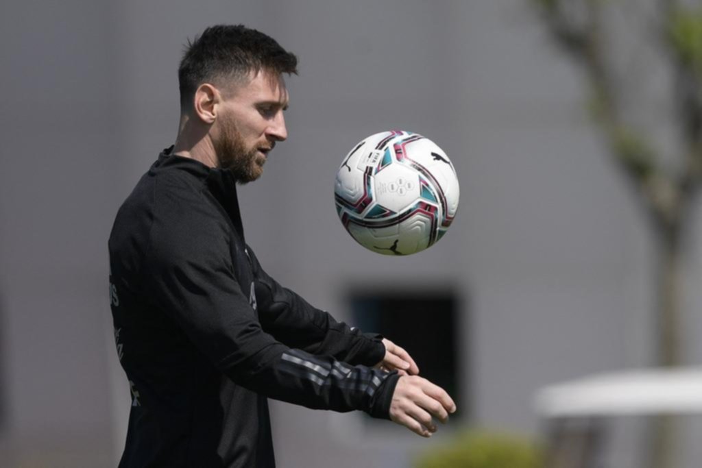 Un tobillo de Messi causó falsa alarma en Ezeiza