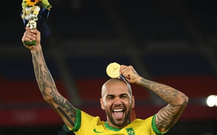 ¡Bombazo! ¿Dani Alves a Estudiantes?: Verón lo habría tentado y quedó en responder