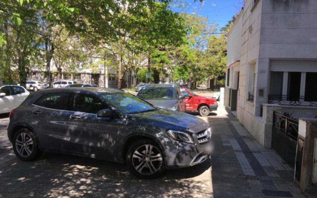 Una vereda repleta de autos: el "estaciono  donde quiero" sigue sin freno en La Plata