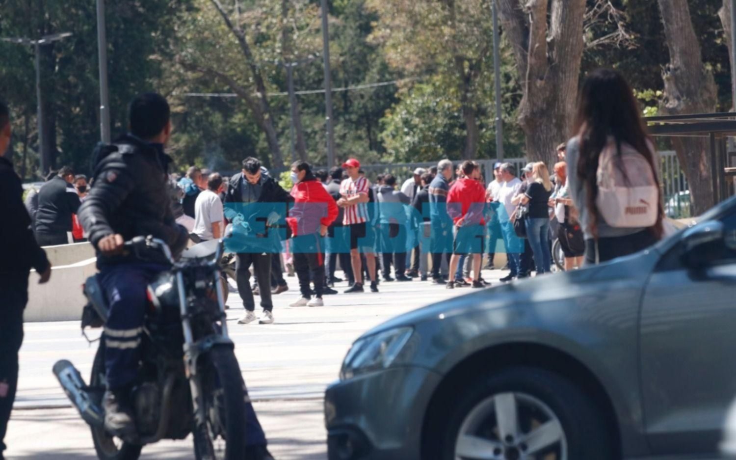 Clima raro en las adyacencias de 1 y 57: ¿barras e hinchas pidieron entradas?