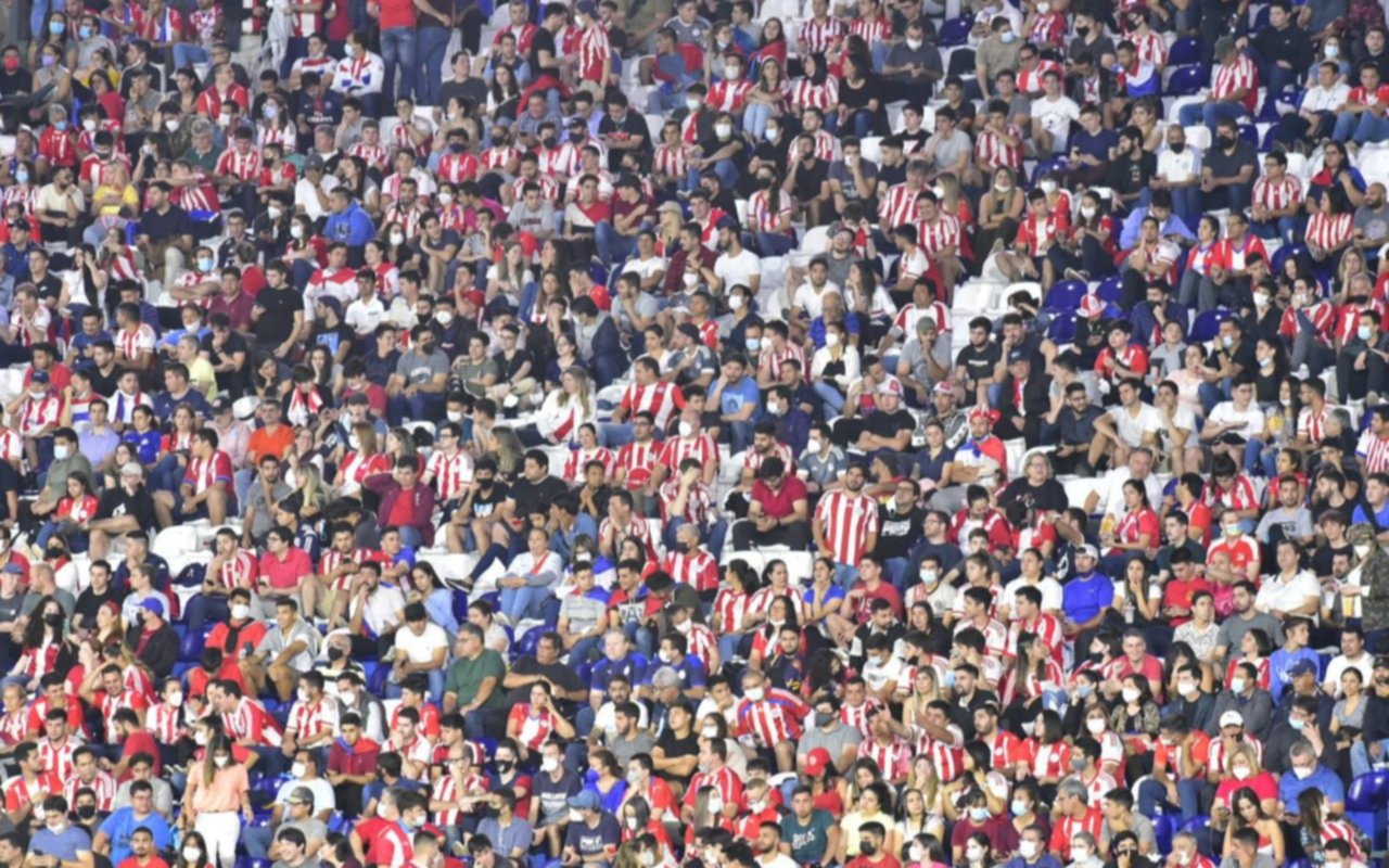 En Paraguay tampoco se respeta el aforo: el estadio superó la capacidad autorizada