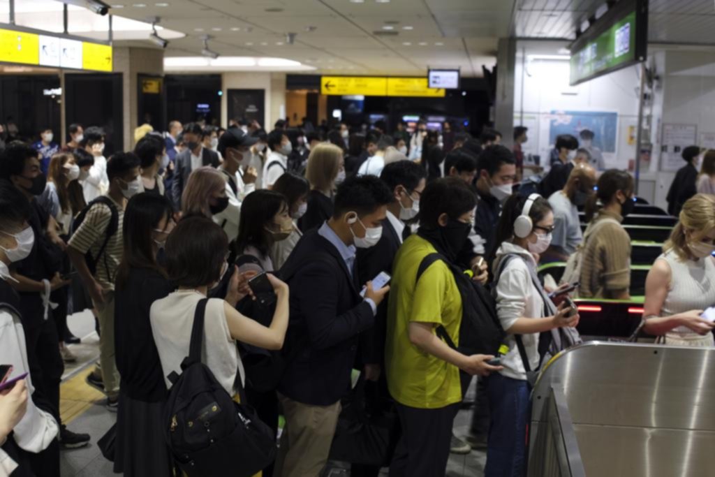 Un fuerte terremoto estremeció Tokio y dejó varios heridos