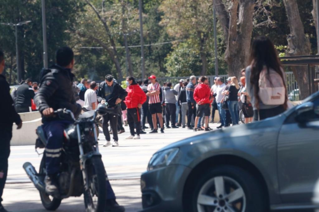 Quedan pocas generales y los barras merodearon el estadio