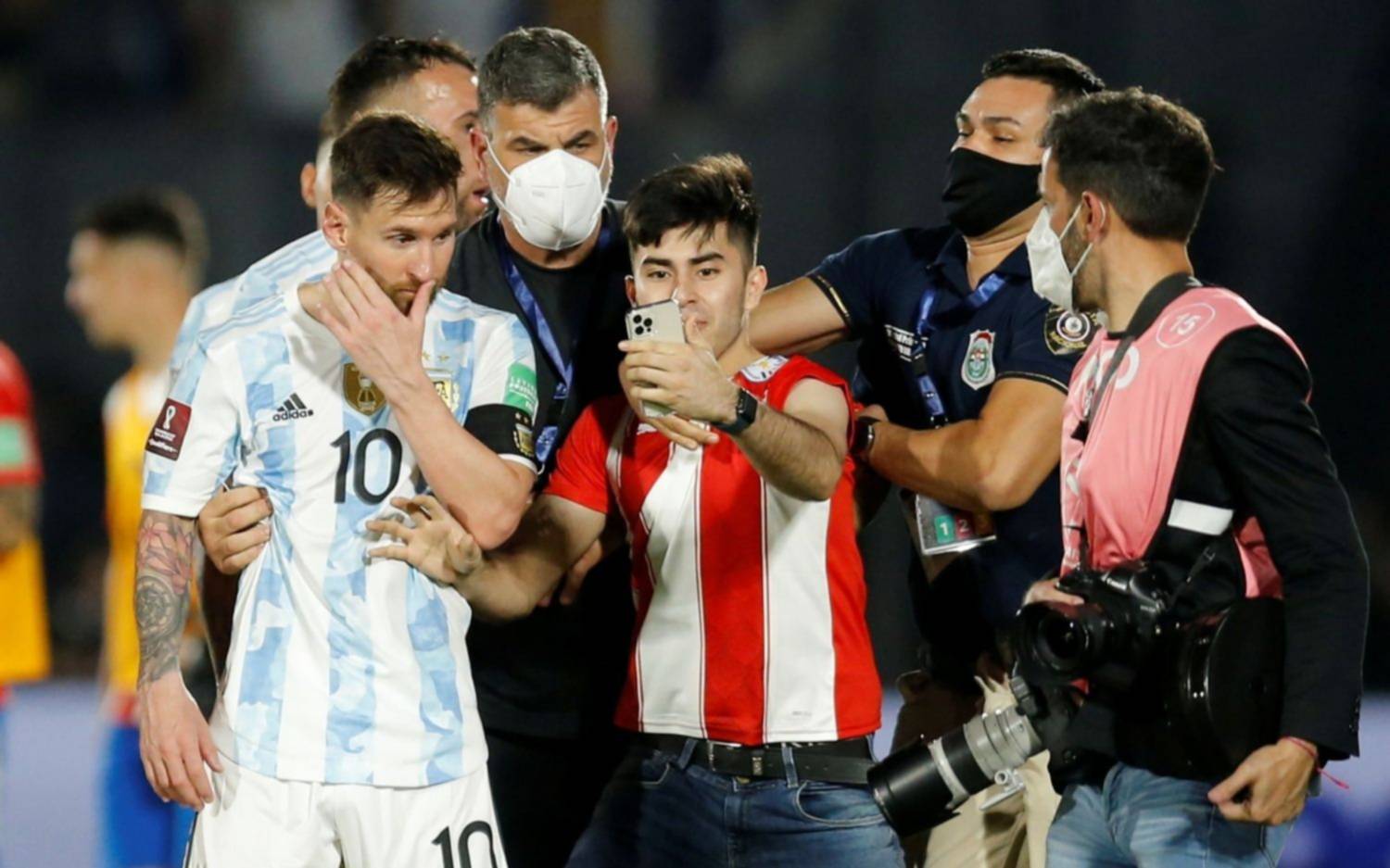 Invadieron la cancha por sorpresa y se dieron el gusto: una selfie con Messi