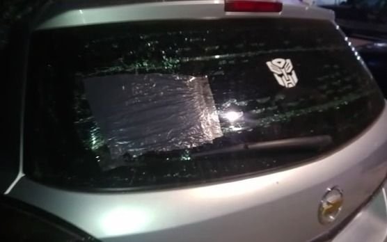 Bronca en La Loma: "Están rompiendo lunetas y rayando los autos"
