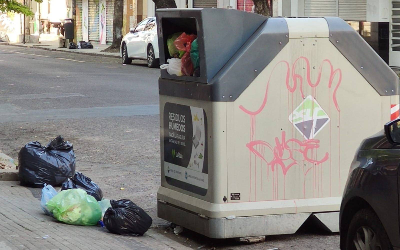 En 59 y 11 denuncian que hay ratas por contenedores que "explotan" de basura