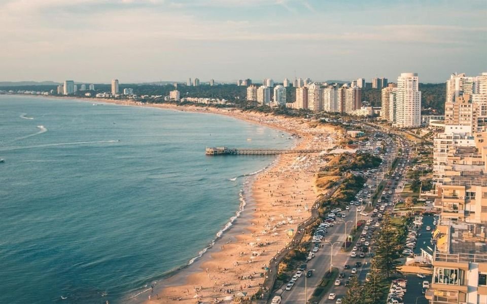 Uruguay podría vacunar a turistas argentinos con Pfizer y Sinovac