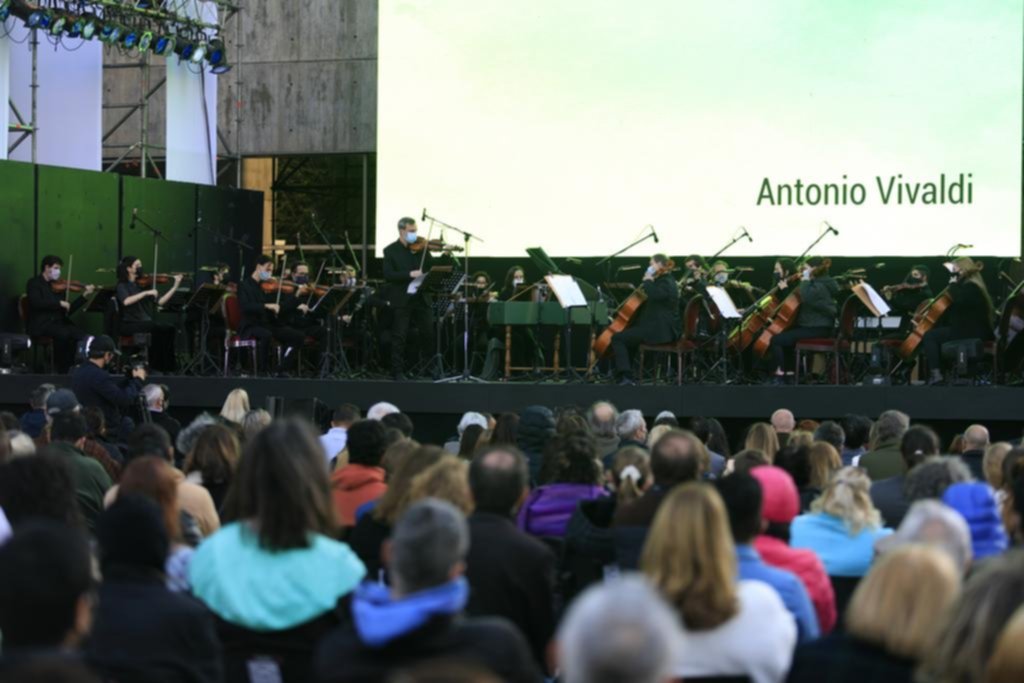 Volvió la música al Teatro Argentino con una función por la tarde, al aire libre