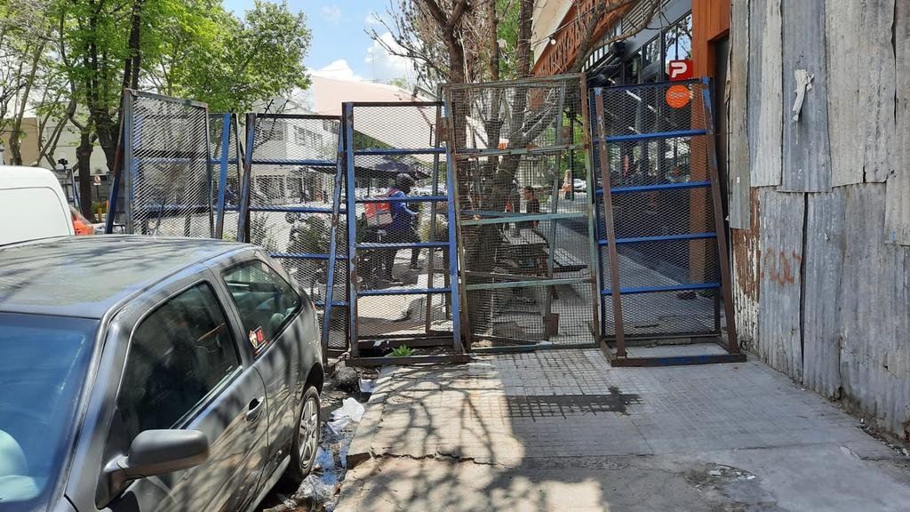 Queja por una valla en la vereda frente a la Gobernación