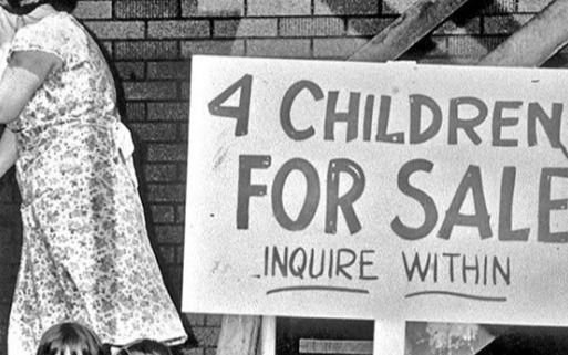 La triste historia detrás del cartel "Se venden 4 niños" y el trágico destino de los protagonistas