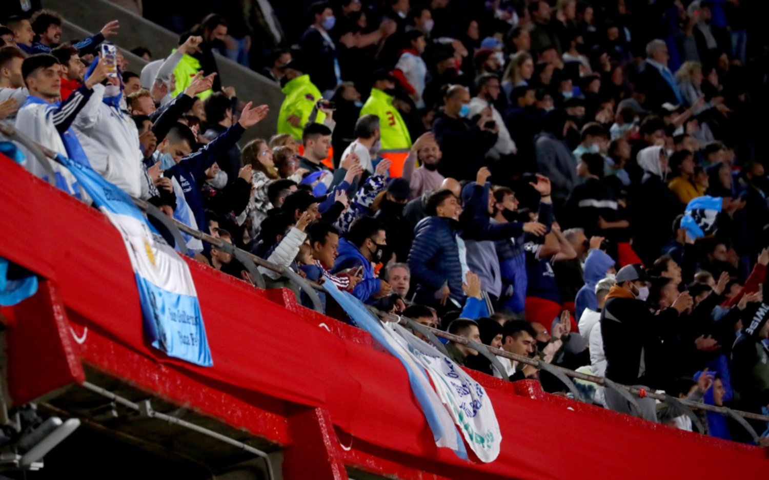 Minuto 10 en el Monumental: aplausos, ovación y cánticos a Maradona