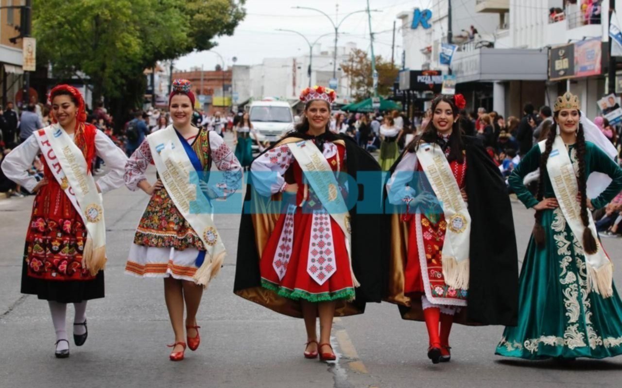 Con el tradicional desfile de las colectividades, cerró la 44° Fiesta del Inmigrante