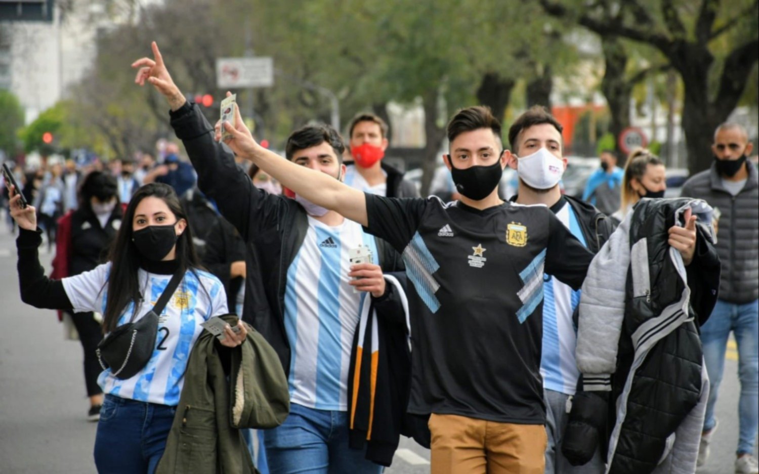 De fiesta: los hinchas argentinos deliraron en las tribunas al ritmo de "ole, ole"