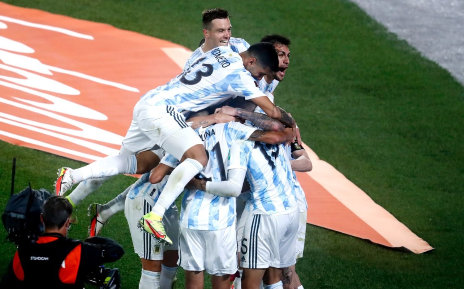 El clásico rioplatense fue todo albiceleste: Argentina se lució y goleó 3 a 0 a Uruguay