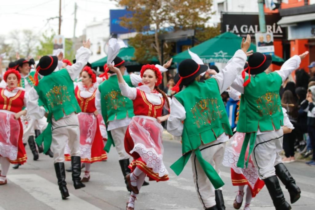 Colorido desfile cerró la Fiesta del Inmigrante