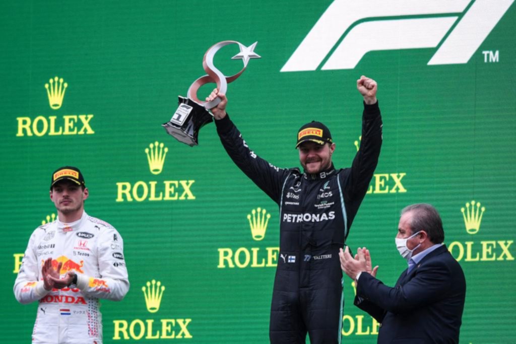 En un juego de estrategias, Verstappen hizo el negocio