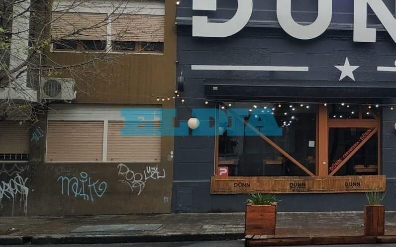 Policía se descontroló en bar céntrico, lo sacaron y reaccionó a los tiros: embarazada se salvó de milagro