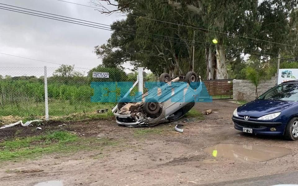 Grave accidente en Berisso: un auto volcó y su ocupante fue hospitalizada 