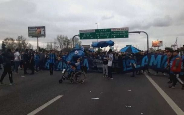 El regreso fue un caos en la autopista Buenos Aires-La Plata por un corte de hinchas de San Telmo