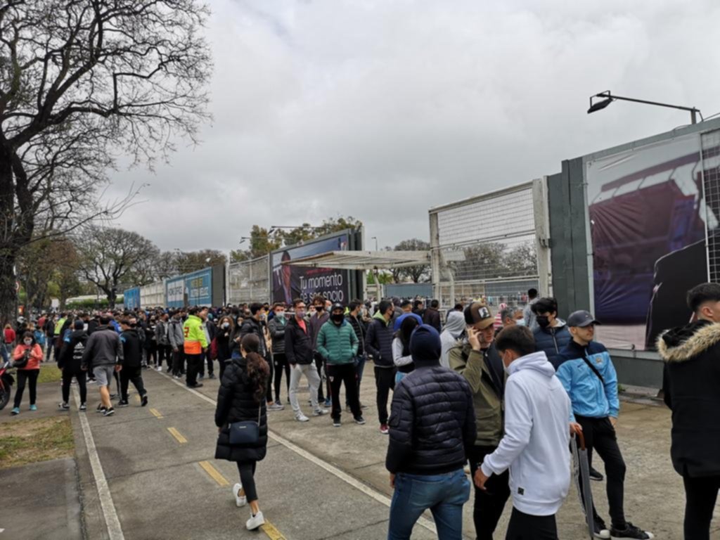 Bronca de la gente y caos en el canje de entradas para el duelo con Perú