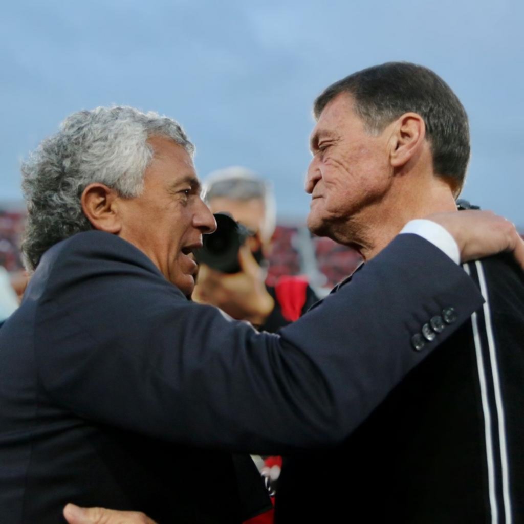 Afectuoso saludo entre dos viejos conocidos del mundo del fútbol