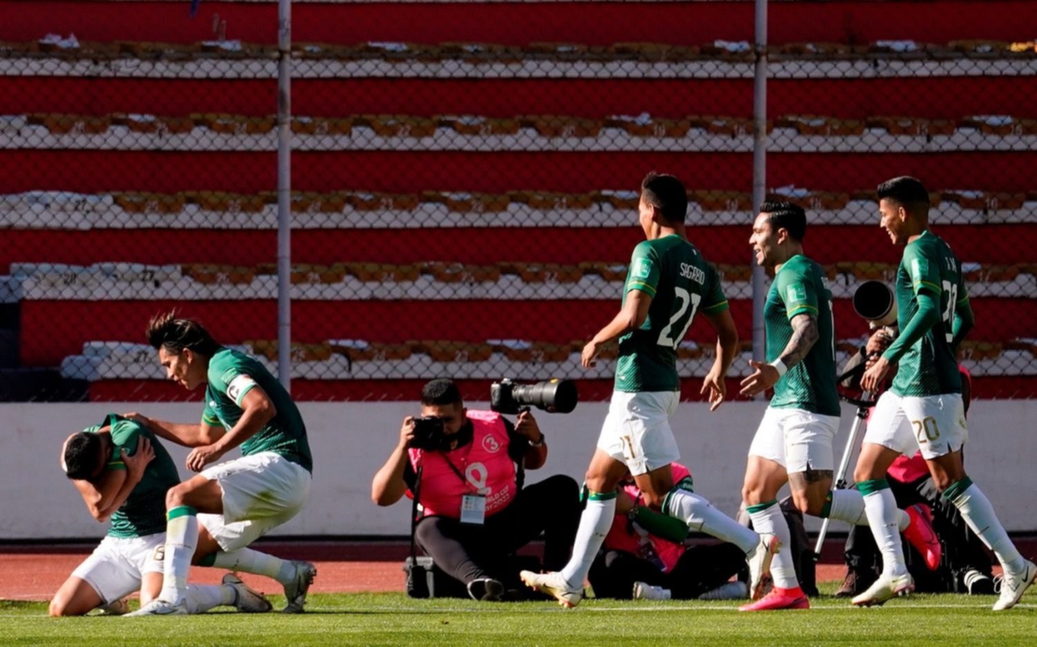 Bolivia aprovechó la altura de La Paz, goleó 4 a 0 a Paraguay y se anima a soñar