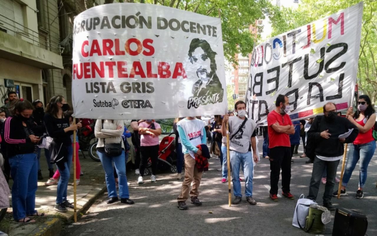 Guardapolvazo en el Centro para reclamar salarios de 100 mil pesos para docentes