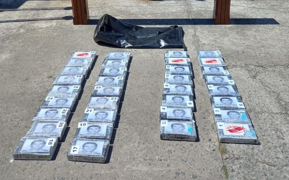Ensenada: 37 kilos  de cocaína, un muerto, dos náufragos y un barco a la deriva