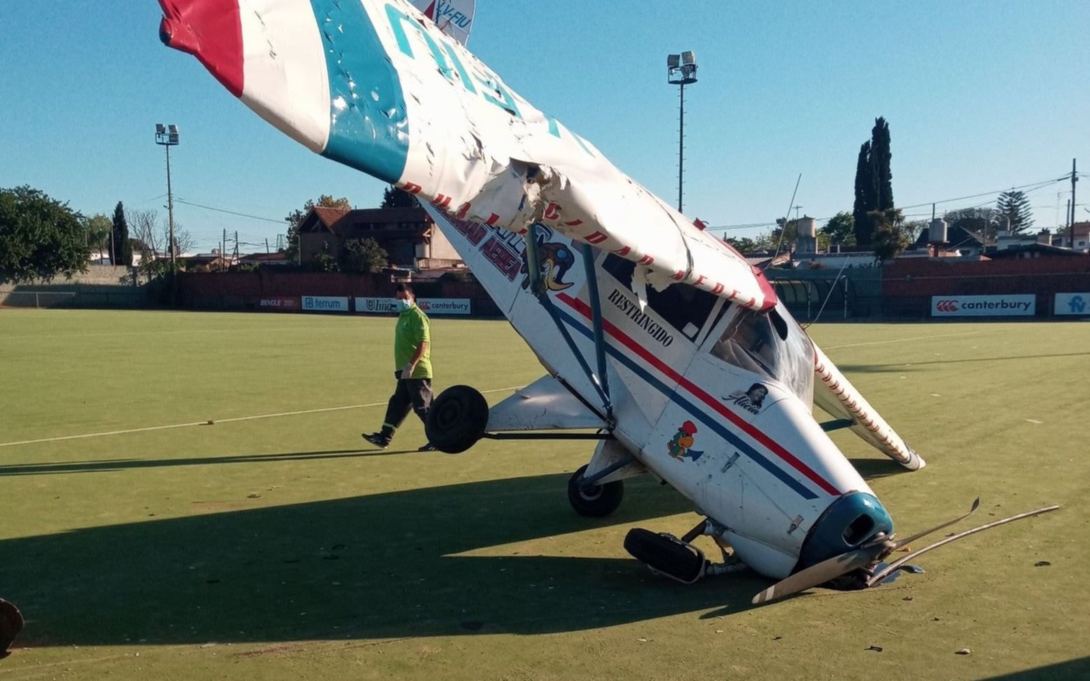 "Aterrizá donde sea": se le planchó el motor a una avioneta y cayó en un club de hockey