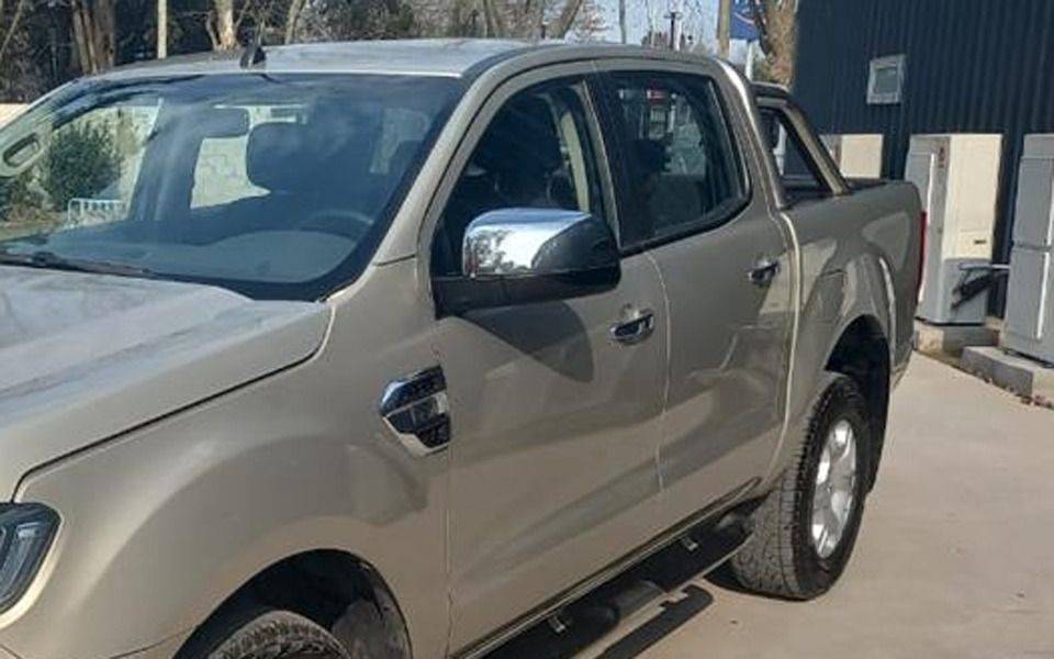 Los Hornos: violento robo de una Ford Ranger con una mujer fracturada y tres menores involucrados