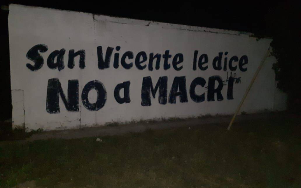 Con pintadas en el Conurbano, el  peronismo salió a decirle “NO a Macri”