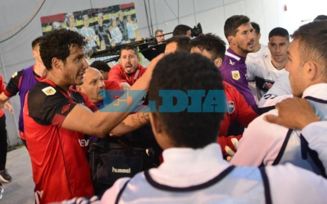 Fotos y video.- Jugadores de Gimnasia y Newell´s casi a las piñas al final del partido