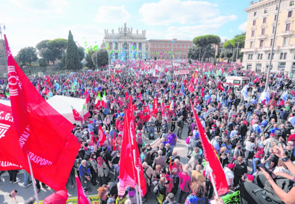 Multitudinaria marcha contra el fascismo en Roma