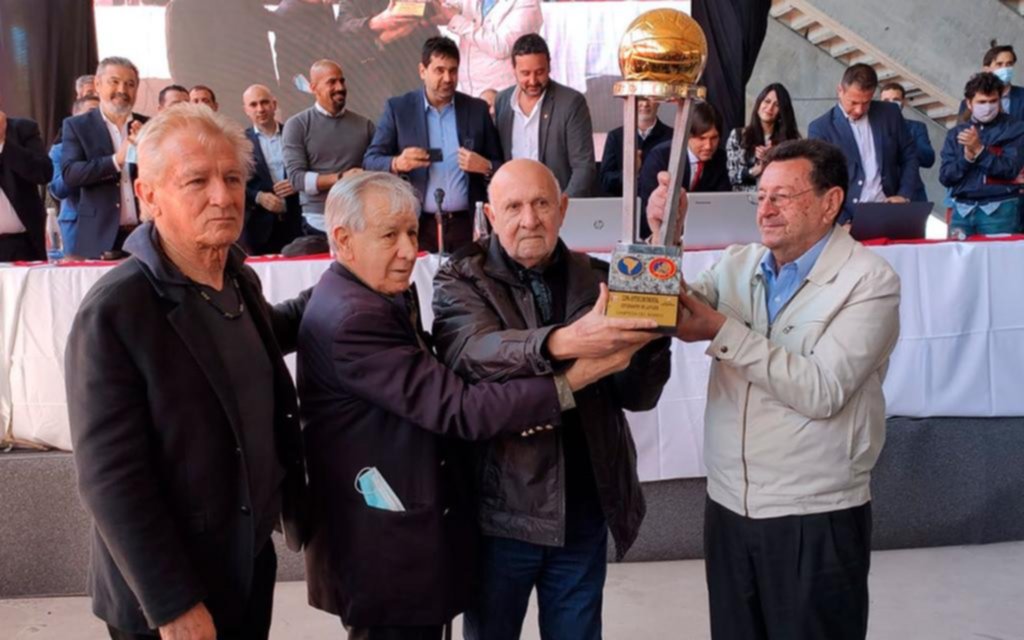 Presentó los números y cerró con homenaje