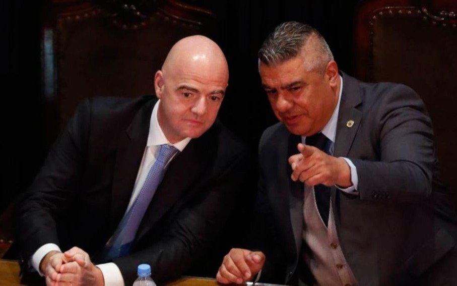 ¿Mundial cada 2 años? Infantino llega mañana al país y se reunirá con "Chiqui" Tapia