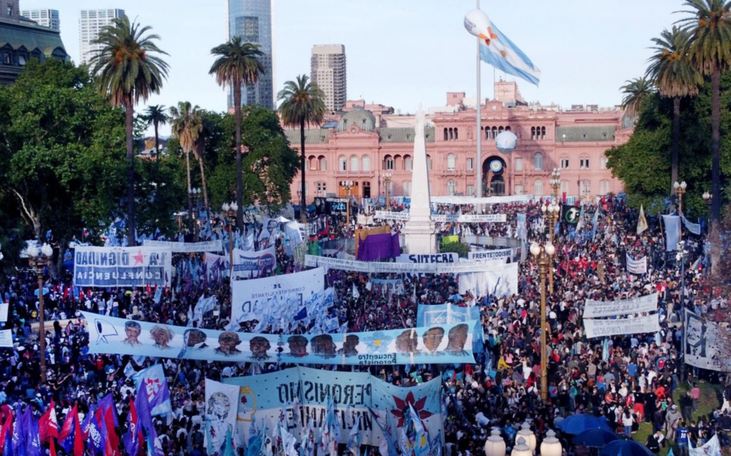 Sin la presencia de Alberto Fernández, un sector del peronismo marchó por el Día de la Lealtad
