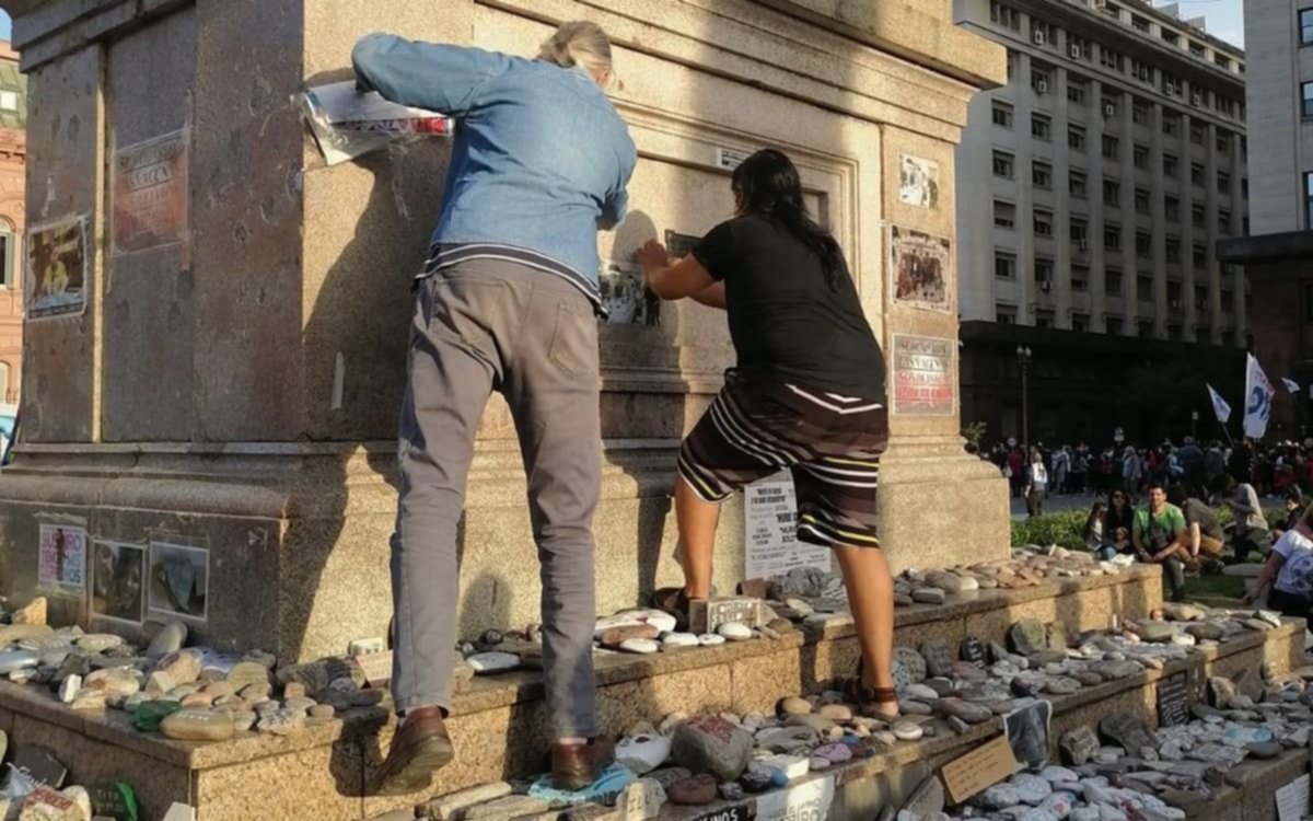 En Plaza de Mayo participantes de la marcha arrancaron fotos de homenaje a los muertos por COVID-19