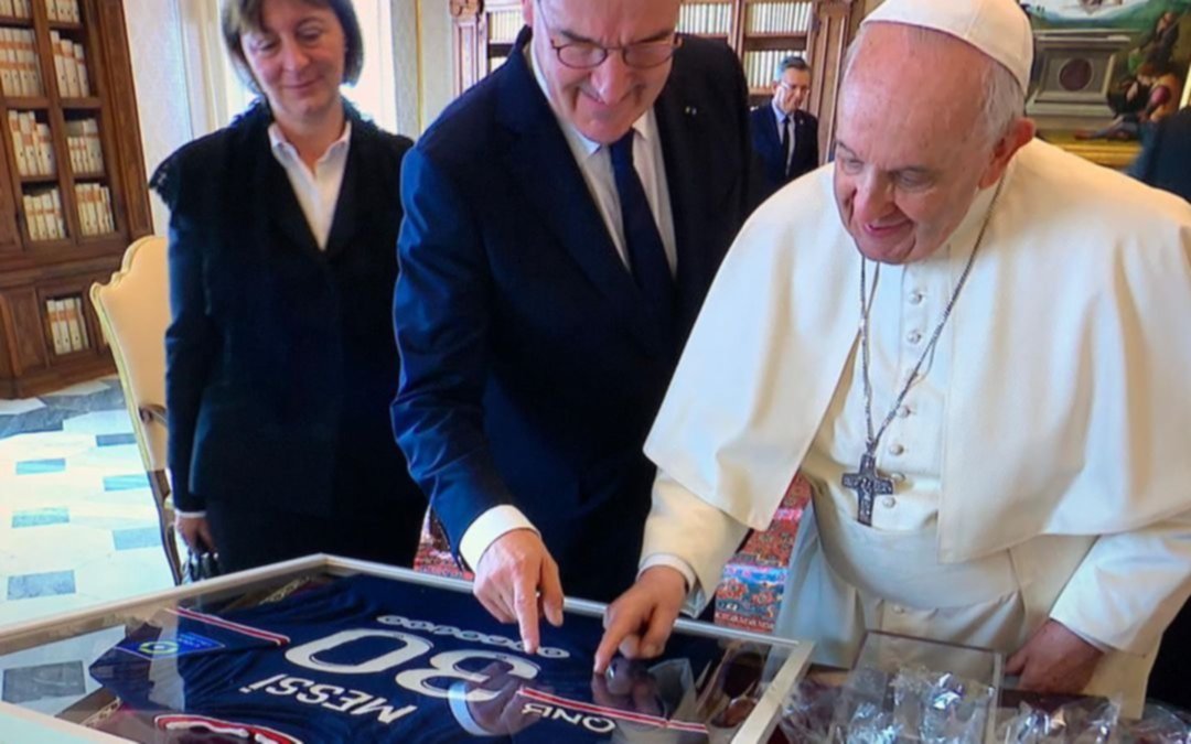Messi le envió una camiseta del PSG autografiada al papa Francisco