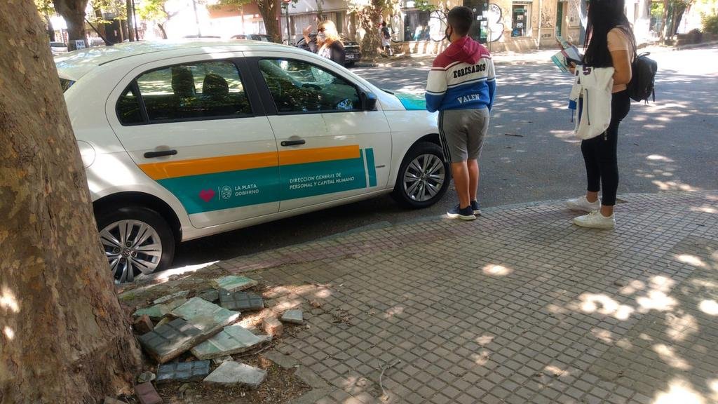 “Estacioná donde quieras”: movil municipal en el centro
