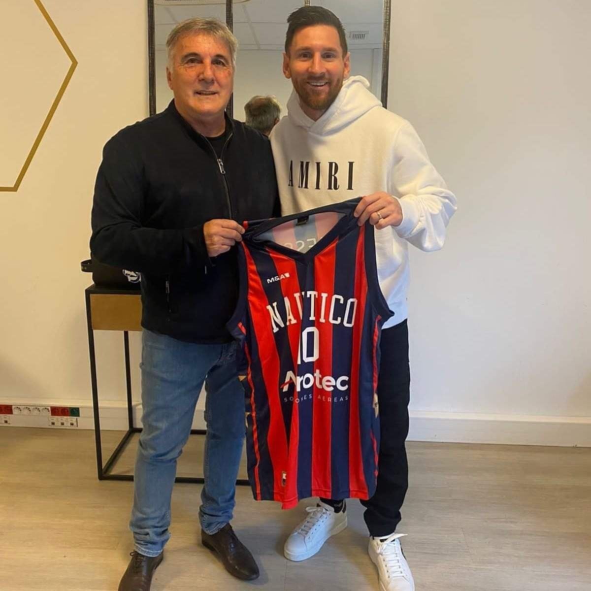 ¡Emotivo reencuentro! Gugnali visitó a Messi y le regaló la camiseta del Club Náutico Ensenada